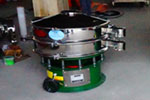 800型單層三次元振動篩，產(chǎn)量可達800kg/h。